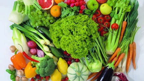 Fructele şi legumele, pe locurile 4 şi 5 în topul produselor vândute în retailul modern din România (analiză)
