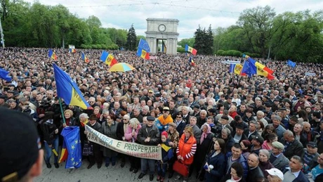 Marş de amploare în Chișinău pentru crearea unui guvern comun în Republica Moldova şi România