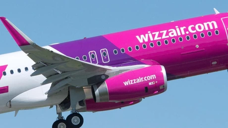 Un pasager al unei curse Wizz Air a încercat să spargă uşa cabinei piloţilor