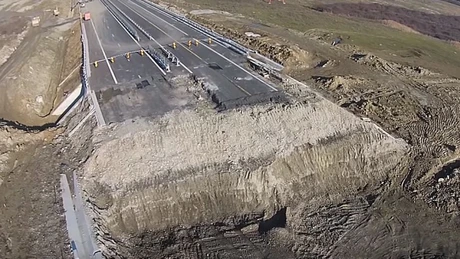 Autostrada Orăştie - Sibiu: lotul demolat parţial s-a crăpat din nou FOTO