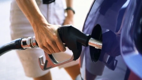 Cum a ieftinit petrolul benzina şi motorina