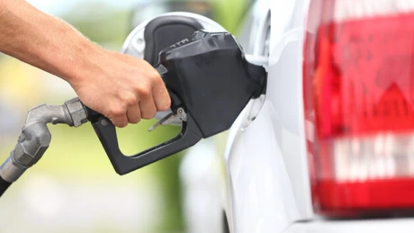 Cât costă carburanţii la cele mai ieftine staţii Petrom din ţară. Motorină la 4,5 lei/litru, benzină la 4,8 lei