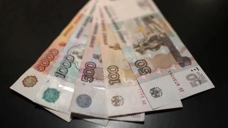 Rubla s-a depreciat semnificativ în urma declinului preţului ţiţeiului