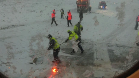 ROMATSA: Controlorii de trafic au informat piloţii aeronavei Blue Air că pista este acoperită cu zăpadă umedă