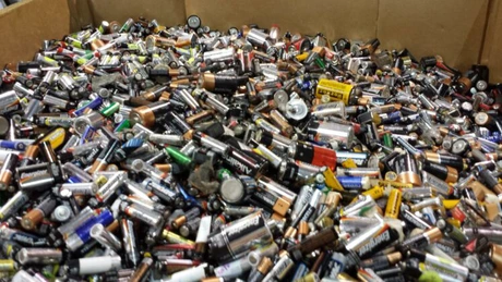 Românii aruncă anual la gunoi 50 mil. baterii şi acumulatori uzaţi. Ţinta de reciclare pentru 2016 ar putea fi ratată
