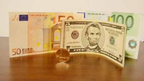 Dolarul coboară la un nivel minim al ultimelor cinci luni. Euro scade uşor, la 4,4765 lei