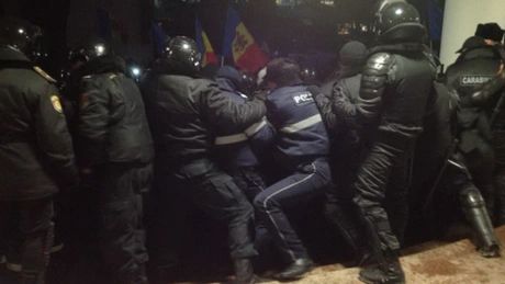 Urmărire penală în cazul violenţelor de la Chişinău. Protestele continuă