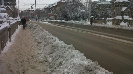 Primăria Capitalei va amenda firmele care nu au curăţat zăpada de pe trotuare
