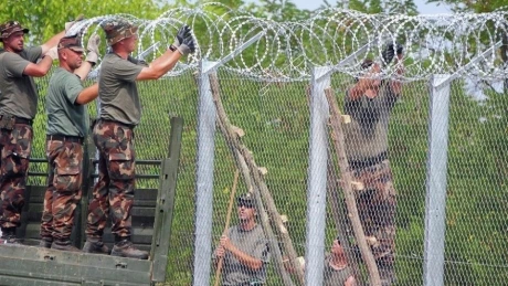 Ungaria avertizează din nou că ar putea să fie nevoită să ridice un gard la graniţa cu România