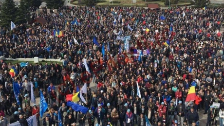 Proteste la Dacia: Mii de sindicalişti cer urgentarea construirii autostrăzii Piteşti-Sibiu