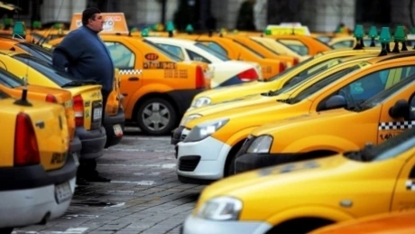 Liber la taxiuri la Aeroportul Henri Coandă. Guvernul elimină restricţia privind portbagajele taxiurilor de la Sosiri