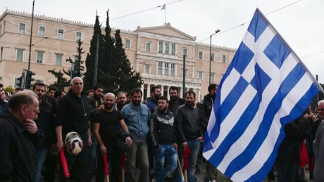 Reforma pensiilor în Grecia: Incidente în faţa parlamentului, poliţia trage cu gaze lacrimogene