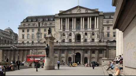 Experţii din City-ul londonez preconizează o scădere a dobânzii în Marea Britanie şi o creştere a inflaţiei