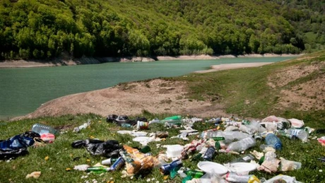 Aproape 2.000 de tone de deşeuri transportate ilegal cu barjele pe Dunăre au fost oprite la Calafat