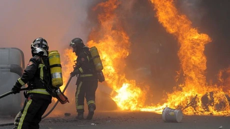 Un TIR încărcat cu 800 de butelii a luat foc pe DN 2, la Mihăileşti. Buteliile au explodat