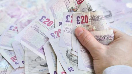 Lira sterlină scade din nou la minimul ultimilor 31 de ani