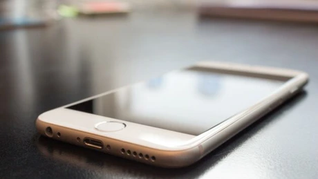 Apple şi-a cerut scuze pentru că încetineşte performanţele iPhone-urilor mai vechi