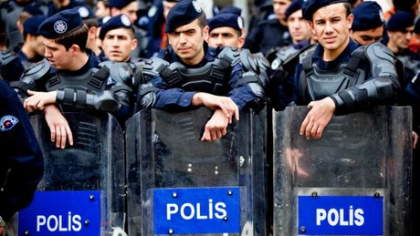 Aproape 8.000 de poliţişti din Turcia, demişi pentru presupuse legături cu lovitura de stat