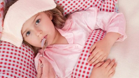 Jumătate dintre părinţi tratează durerea şi febra copiilor cu medicamente nepotrivite vârstei lor