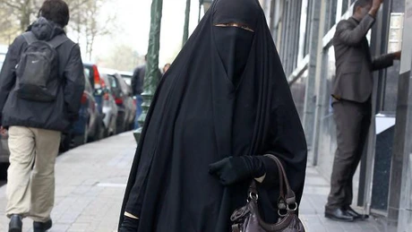 Ministrul german de interne cere o interdicţie parţială a portului vălului islamic