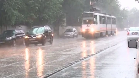 Capitala, sub cod portocaliu de vijelii. Tramvaiele 7, 23, 27 şi 47, blocate de ape în zona 11 Iunie