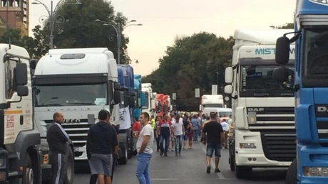 Transportatorii ameninţă cu noi proteste: ASF recurge din nou la 'tertipuri' în stabilirea tarifelor RCA