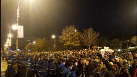 Peste 2.000 de oameni protestează în faţa Senatului împotriva votului în cazul lui Gabriel Oprea