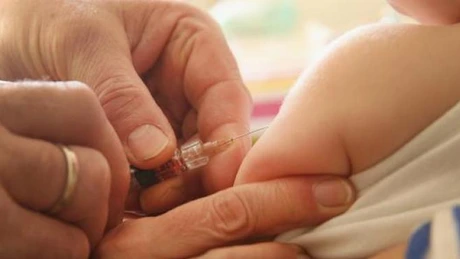 Proiectul Legii vaccinării: Consimţământul pentru imunizarea cu vaccinurile obligatorii se prezumă ca fiind dat. Amenzile, până la 10.000 de lei