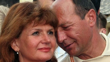 Traian Băsescu şi soţia sa au depus jurământul ca cetăţeni ai Republicii Moldova