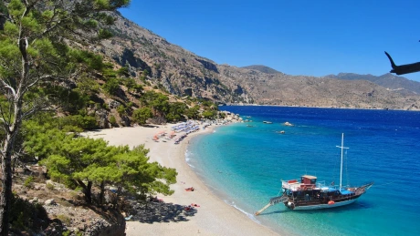 Grecia angajează mai mult personal medical înaintea reluării sezonului turistic