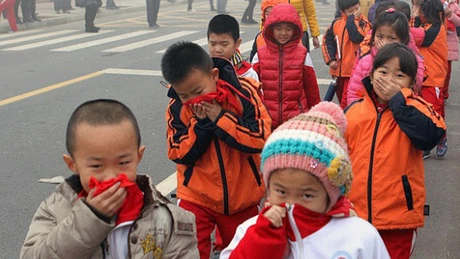 China se sufocă într-un nor de poluare: Spitale supraîncărcate, zboruri anulate şi autostrăzi închise