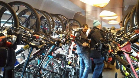 CFR: Vagon special dedicat transportului de biciclete şi schiuri, în circulaţie de marţi