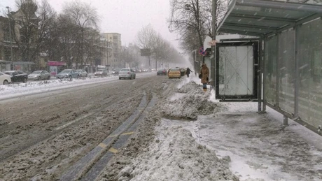 Firea: Este primul an când sunt munţi de zăpadă pe marginea drumului. O strângem şi o transportăm pe mai multe terenuri