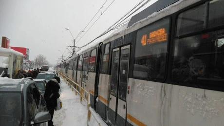 Circulaţia tramvaielor liniei 41, blocată miercuri de cel puţin trei ori. Traficul în Capitală este paralizat