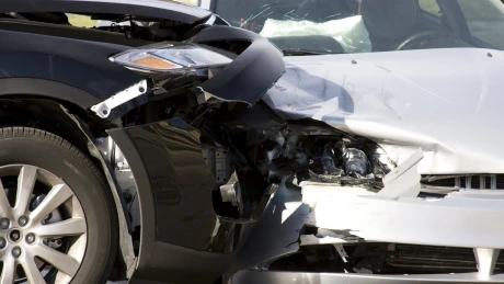 Pierderea controlului asupra volanului şi neacordarea de prioritate, principalele cauze ale accidentelor auto soluţionate prin poliţe Casco