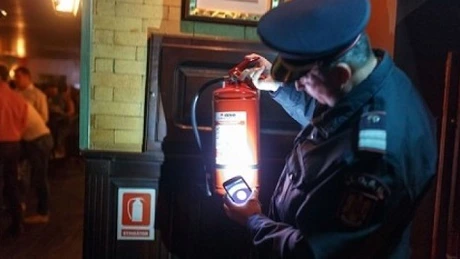 Amenzi de peste 200.000 de lei date de pompieri doar sâmbătă noaptea în cluburi şi discoteci din întreaga ţară. Un local din Gorj a fost închis
