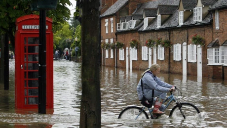 Comisia Europeană propune asistenţă financiară de 60 de milioane de euro pentru Marea Britanie după inundaţii