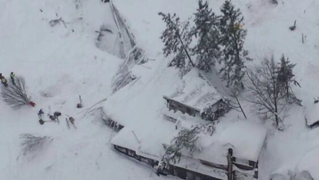 Trei români, în hotelul lovit de avalanşă în Italia