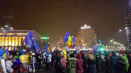 Protest în Piaţa Victoriei din cauza târgului organizat de Primărie: Îmbrânceli între jandarmi şi cei din piaţă
