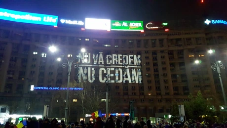 A opta zi de proteste în Piaţa Victoriei. Peste 5.000 de oameni strigă: 