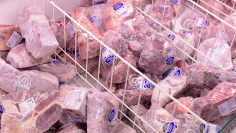 Operatorii din industria alimentară, obligaţi să ofere consumatorilor informaţii complete despre produsele de origine animală congelate