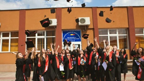 Absolvenţii de şcoli postliceale îşi pot continua studiile în învăţământul superior