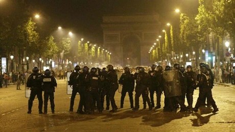 Focuri de armă pe Champs Elysees. Un poliţist a fost ucis şi unul rănit
