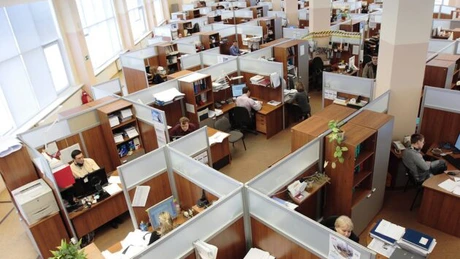 Peste o treime dintre angajaţii români lucrează în prezent exclusiv de la birou - sondaj