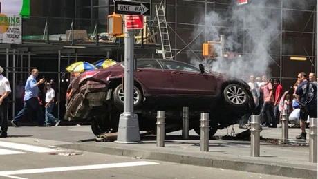 UPDATE SUA: O maşină a intrat în pietoni în Times Square la New York. Cel puţin 20 răniţi