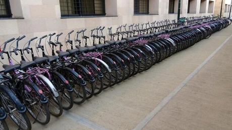 Rastele pentru parcarea bicicletelor, pe străzile din vecinătatea instituţiilor publice din Bucureşti