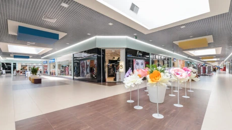 Catinvest şi Carrefour România au investit două milioane de euro în modernizarea centrului comercial TOM Carrefour din Constanţa