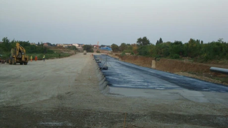 Autostrada Bucureşti – Ploieşti: Primul strat de asfalt la kilometrul 0. Se lucrează şi noaptea FOTO