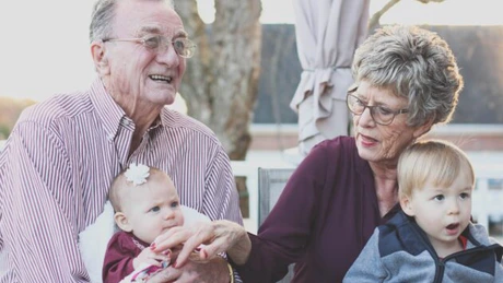 Cum pot părea distanţele dintre bunici şi nepoţi mult mai mici