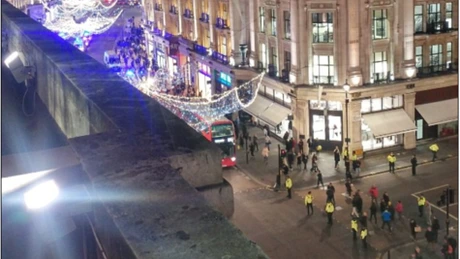 UPDATE: Sute de oameni, evacuați dintr-o stație de metrou din Londra. Poliţia infirmă că ar fi fost un incident terorist şi s-a retras din zonă
